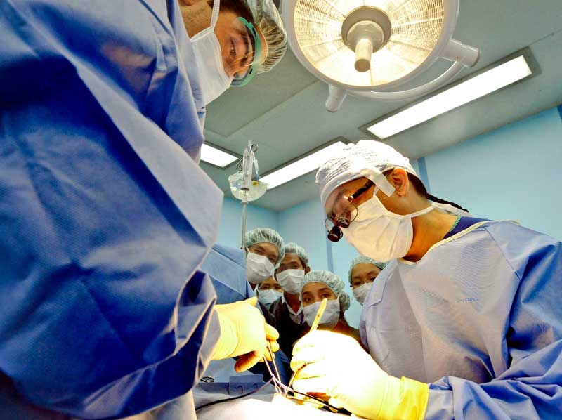 Most először végeztek mélyaltatás nélkül tüdőműtétet Magyarországon