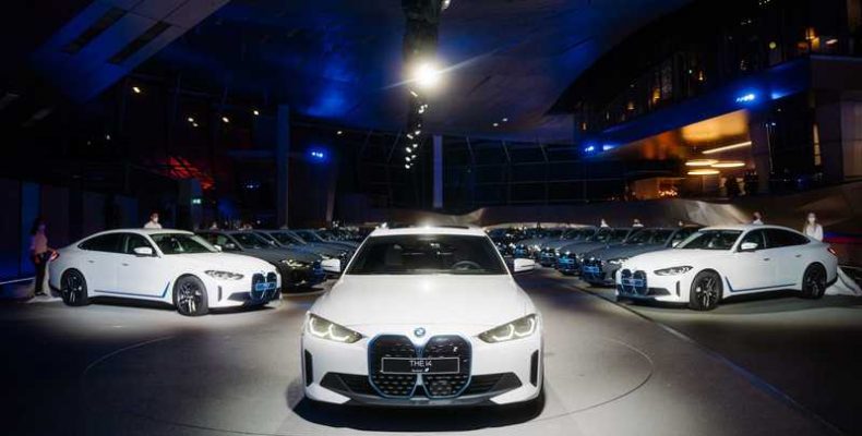 Felvillanyozó pillanatok a BMW Weltben: átadták az első BMW i4 modelleket